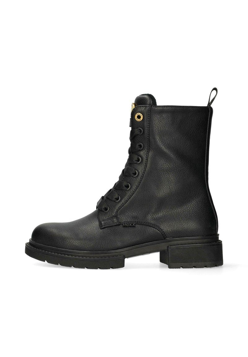 Schwarze Leder-Stiefelette mit strukturiertem Finish, runder Spitze, sechs Ösen und einer Zuglasche. Verfügt über eine dicke Gummisohle und goldene Akzente.