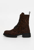 Braune Leopardenprint-Ankle-Boots aus weichem Wildleder, mit schwarzen Schnürsenkeln, einer stabilen, klobigen Sohle und einer Zuglasche an der Ferse für ein einfaches An- und Ausziehen.