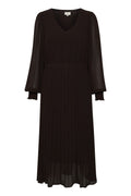 Schwarzes gefältetes Kleid mit V-Ausschnitt, langen durchsichtigen Ärmeln und betontem Taillenbereich. Der Stoff ist leicht und hat einen dezenten Glanz.