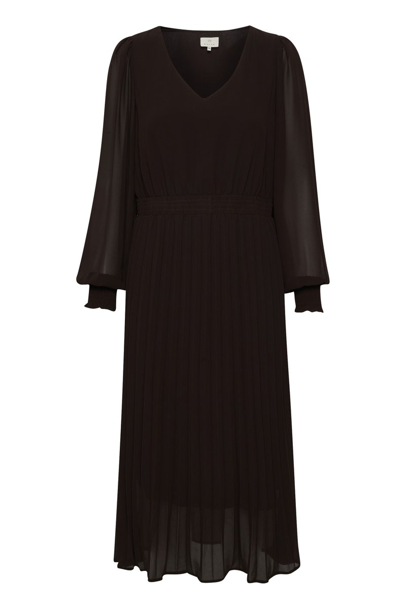 Schwarzes gefältetes Kleid mit V-Ausschnitt, langen durchsichtigen Ärmeln und betontem Taillenbereich. Der Stoff ist leicht und hat einen dezenten Glanz.
