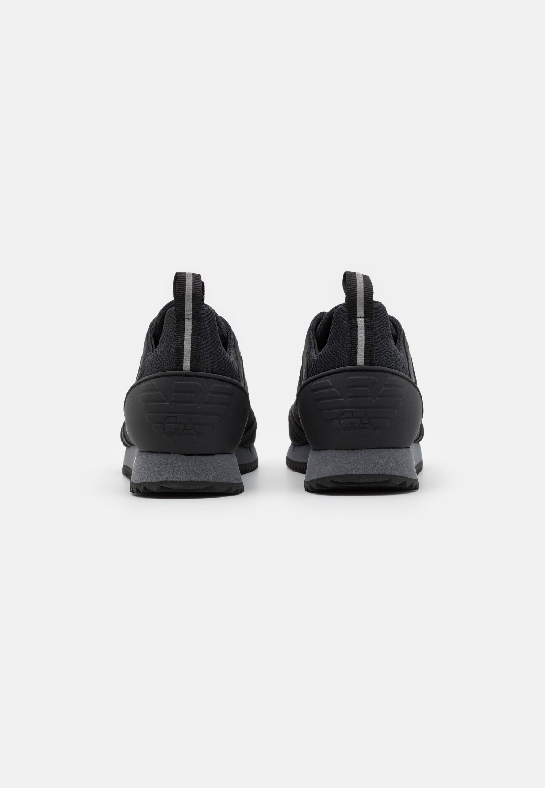 LACES UNISEX Media 3