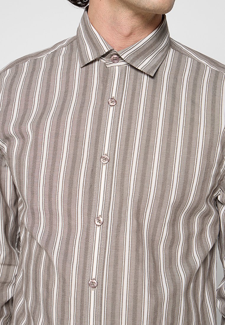 REGULAR FIT Media 3