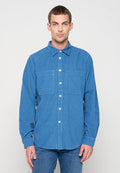 Blaues, langärmeliges Hemd mit Button-Down-Kragen, zwei Brusttaschen und strukturiertem Stoff. Mit weißen Knöpfen und legerer Passform.