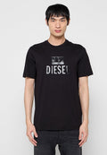 Schwarzes Baumwoll-T-Shirt mit einem auffälligen weißen Diesel-Logo auf der Vorderseite, kurzen Ärmeln, Rundhalsausschnitt und lockerem Schnitt.