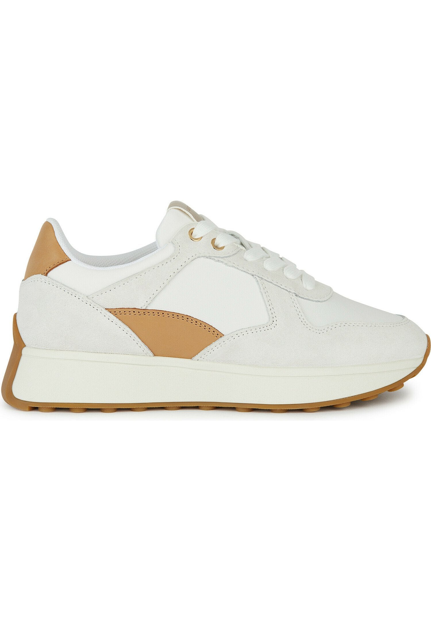 Weiße und tanfarbene Sneakers mit einer Kombination aus glatten und Wildleder-Texturen, mit Schnürverschluss und einer dicken Gummisohle.