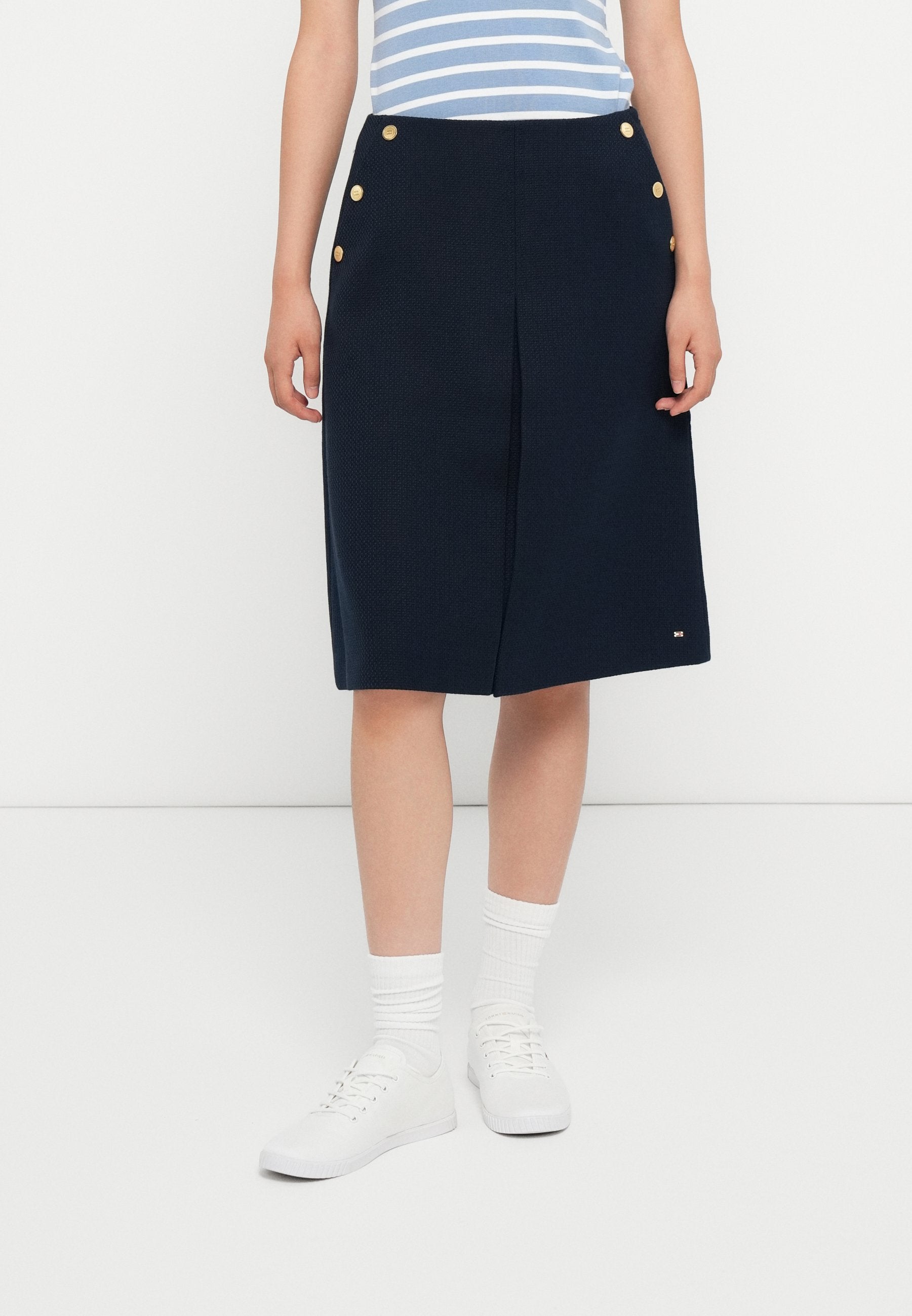 PREPPY TEXTURE KNEE SKIRT Media 3
