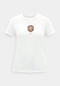 Weißes T-Shirt mit kurzen Ärmeln, orangefarbenem Nike-Logo und orangefarbenem Löwenwappen zentriert auf der Brust.