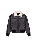 Schwarze Lederbomberjacke mit weißem Shearling-Kragen, Frontreißverschluss, zwei Druckknopf-Taschen und gerippten Bündchen und Saum.