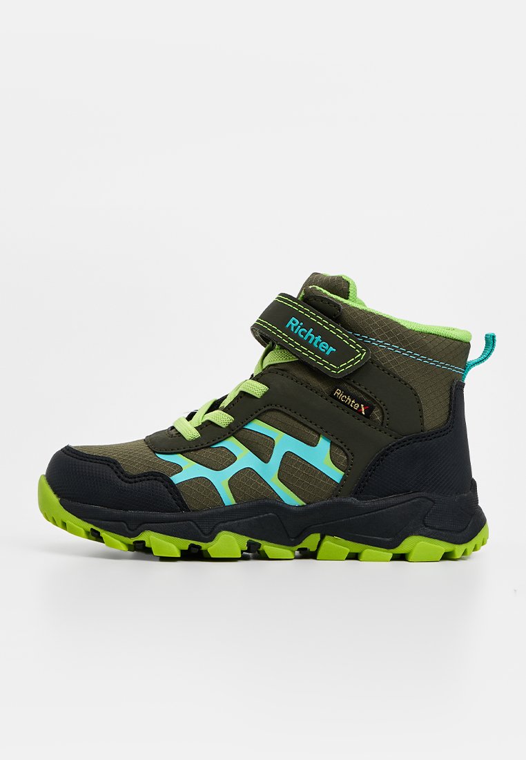Mittelhohe Wanderschuhe in Olivgrün mit hellblauen Akzenten, verstellbarem Riemen, strukturiertem Obermaterial und kontrastierender grüner Sohle für Traktion.