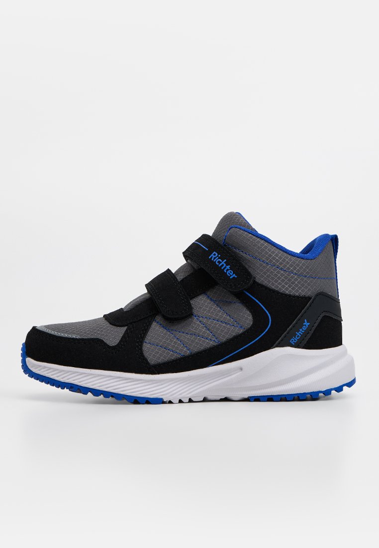 Graue und schwarze High-Top-Sneaker mit blauen Akzenten, Klettverschlüssen und weißer Sohle, designed für Kinder mit "Richter" Branding.