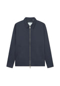 Dunkelblaue Zip-Jacke mit Kragen, zwei Seitentaschen und glatter Stoffoberfläche. Silberner Reißverschluss mit minimalen Stichdetails.