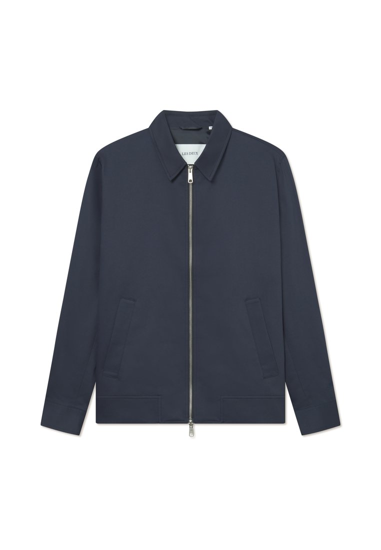 Dunkelblaue Zip-Jacke mit Kragen, zwei Seitentaschen und glatter Stoffoberfläche. Silberner Reißverschluss mit minimalen Stichdetails.