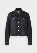 Schwarze Jeansjacke mit silbernen Knöpfen, vorderen Klappentaschen und kleinen Metallnieten entlang der Brust, Schultern und Ärmelkanten.