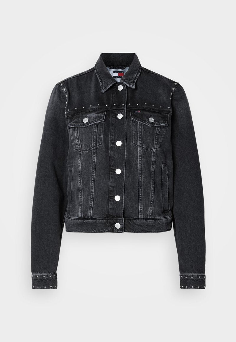 Schwarze Jeansjacke mit silbernen Knöpfen, vorderen Klappentaschen und kleinen Metallnieten entlang der Brust, Schultern und Ärmelkanten.