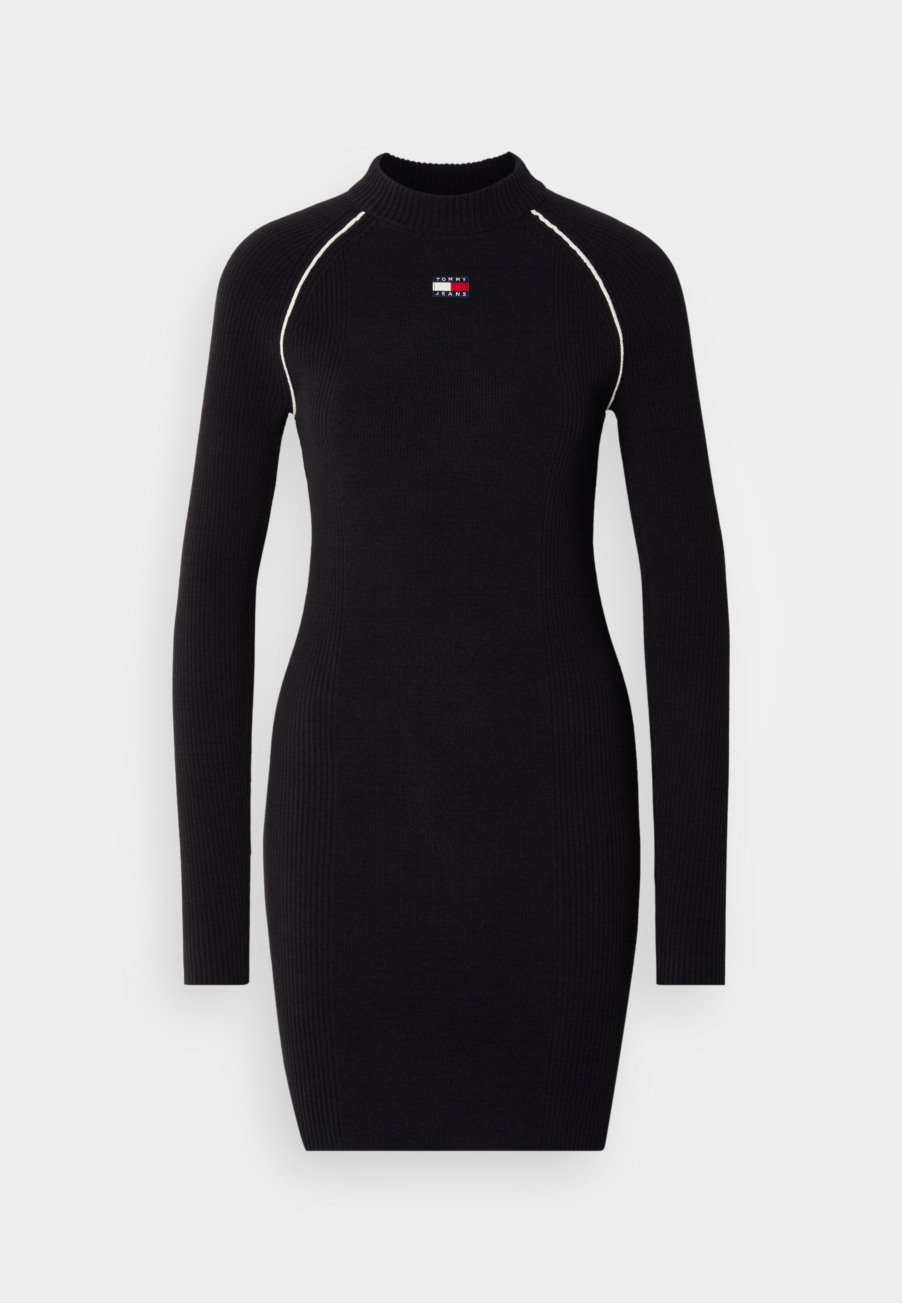 Schwarzes, geripptes Langarmkleid mit hohem Kragen, mit kontrastierenden weißen Nähten und einem kleinen Logodetail auf der Brust.