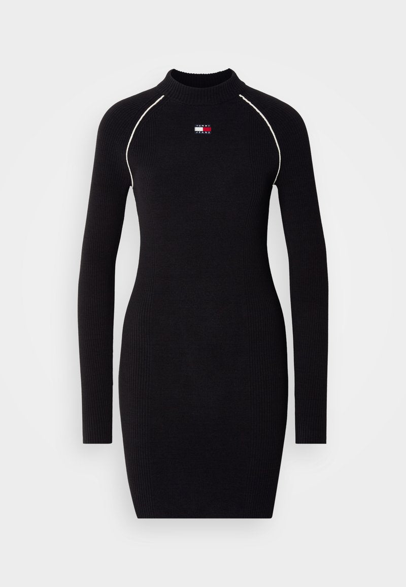 Schwarzes, geripptes Langarmkleid mit hohem Kragen, mit kontrastierenden weißen Nähten und einem kleinen Logodetail auf der Brust.