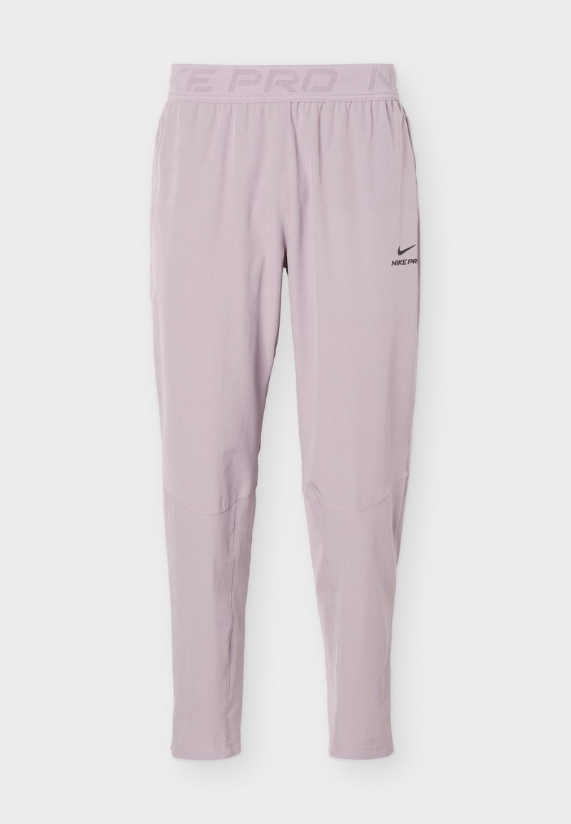 Hellviolette Nike Pro Sporthose mit elastischem Bund und kleinem schwarzem Nike-Logo am oberen linken Oberschenkel.