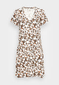 Kurzärmliges Kleid mit V-Ausschnitt, in Weiß mit schwarz-braunem Leopardenmuster. Ausgestellter Rock mit geraffter Textur in der Taille.