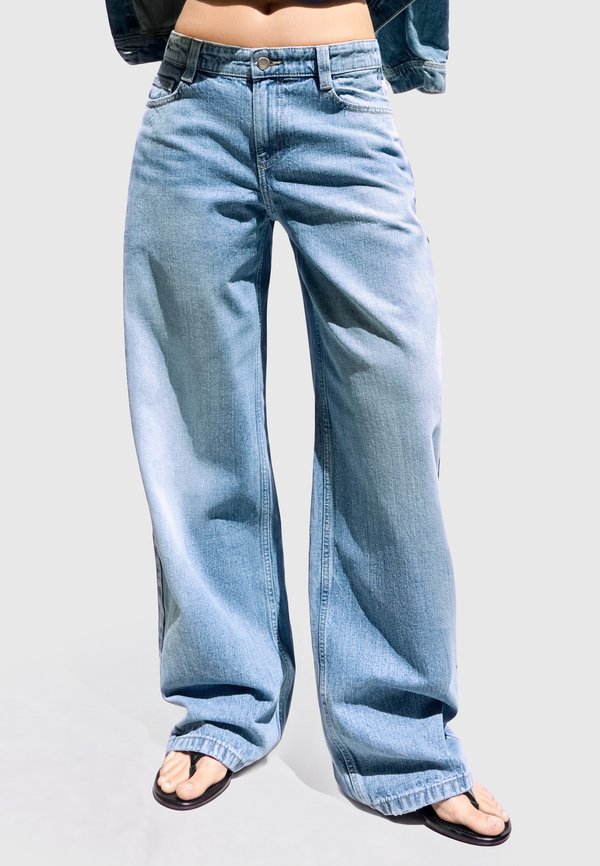 Bershka LOW-RISE BARREL - JEANS - Wide Leg - light blue