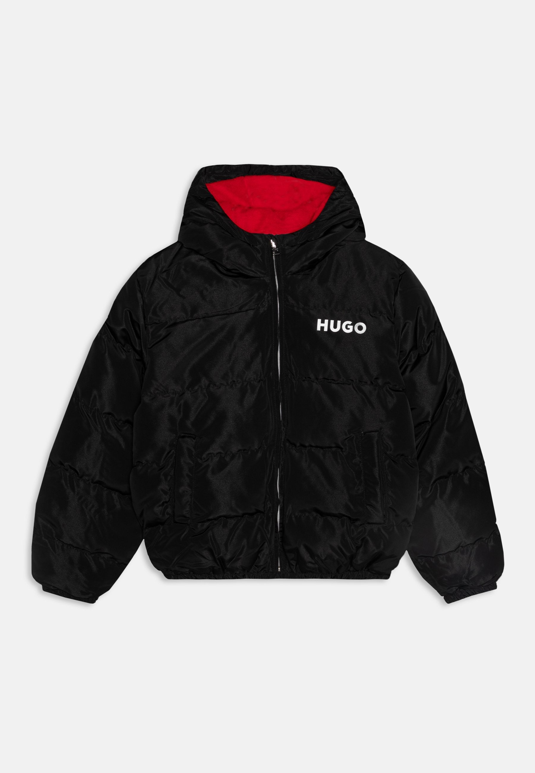 Schwarze Daunenjacke mit Reißverschluss, Kapuze und rotem Innenfutter. Verfügt über das weiße "HUGO"-Logo auf der Brust und zwei Fronttaschen.