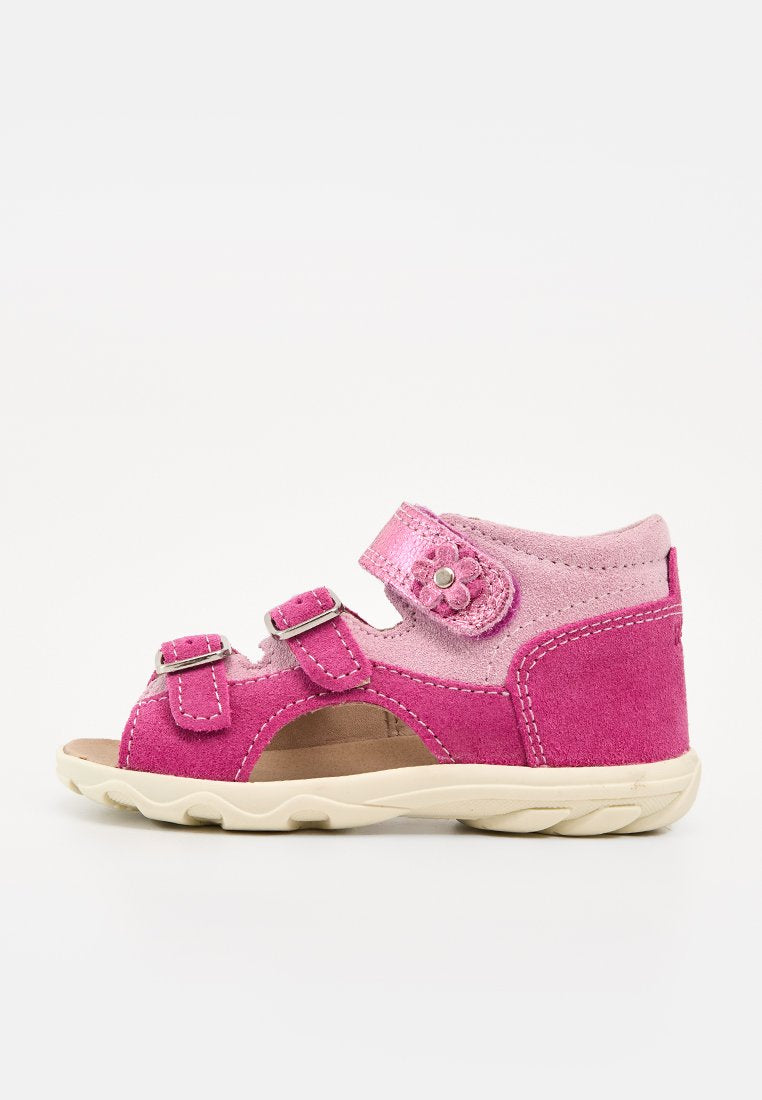 Pinkes Kleinkind-Sandalen mit drei verstellbaren Riemen, einer Blumenverzierung am Knöchelriemen und einer weißen Gummisohle.