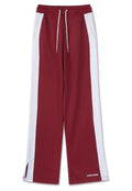 Burgunderfarbene Sporthosen mit weißen Seitenstreifen, elastischem Bund und Kordelzug. Mit Schlitzen am Saum und "PEGADOR"-Logo. Glatte Textur.
