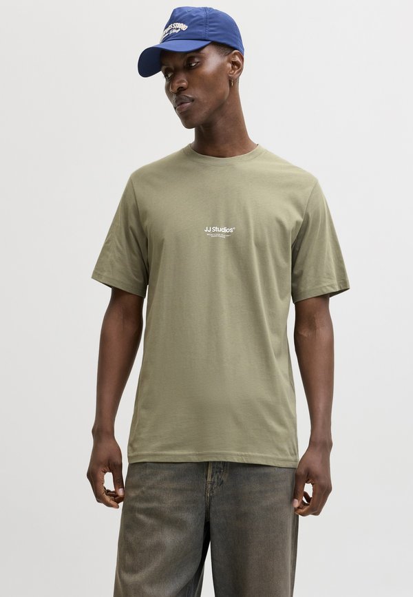 Jack & Jones JJESOHO TEE SS CREW NECK NOOS - Print T-shirt - vetiver