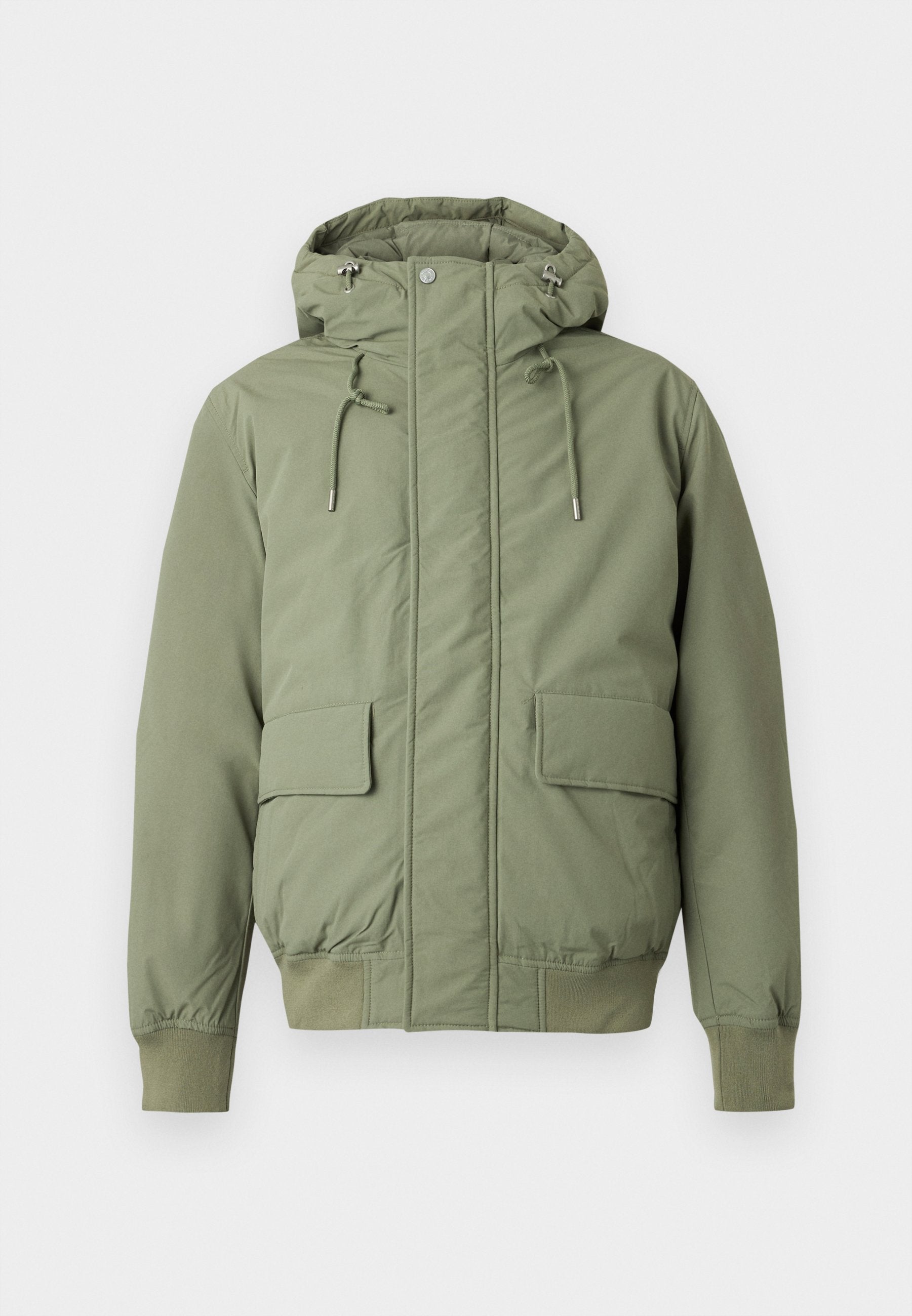 Olivgrüne, gepolsterte Jacke mit Kapuze, frontalem Reißverschluss und Druckknopfverschluss, Zugbändern, zwei Klapptaschen sowie gerippten Bündchen und Saum.