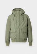 Olivgrüne, gepolsterte Jacke mit Kapuze, frontalem Reißverschluss und Druckknopfverschluss, Zugbändern, zwei Klapptaschen sowie gerippten Bündchen und Saum.