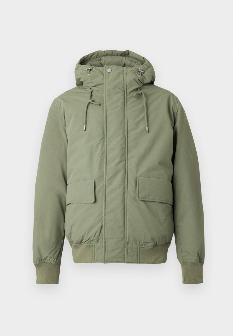 Olivgrüne, gepolsterte Jacke mit Kapuze, frontalem Reißverschluss und Druckknopfverschluss, Zugbändern, zwei Klapptaschen sowie gerippten Bündchen und Saum.