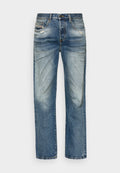 Hellblaue Jeans aus Denim mit lockerer Passform. Sie verfügen über ausgewaschene Stellen, abgenutzte Details und das traditionelle Fünf-Taschen-Design.