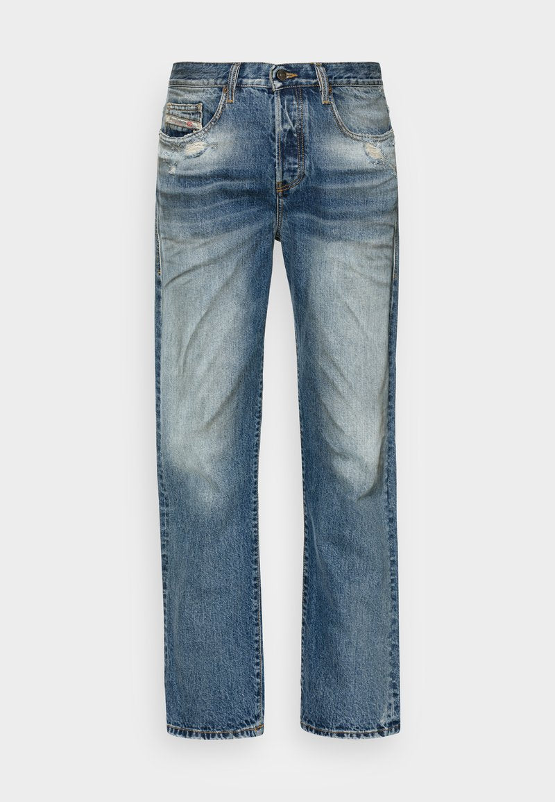 Hellblaue Jeans aus Denim mit lockerer Passform. Sie verfügen über ausgewaschene Stellen, abgenutzte Details und das traditionelle Fünf-Taschen-Design.