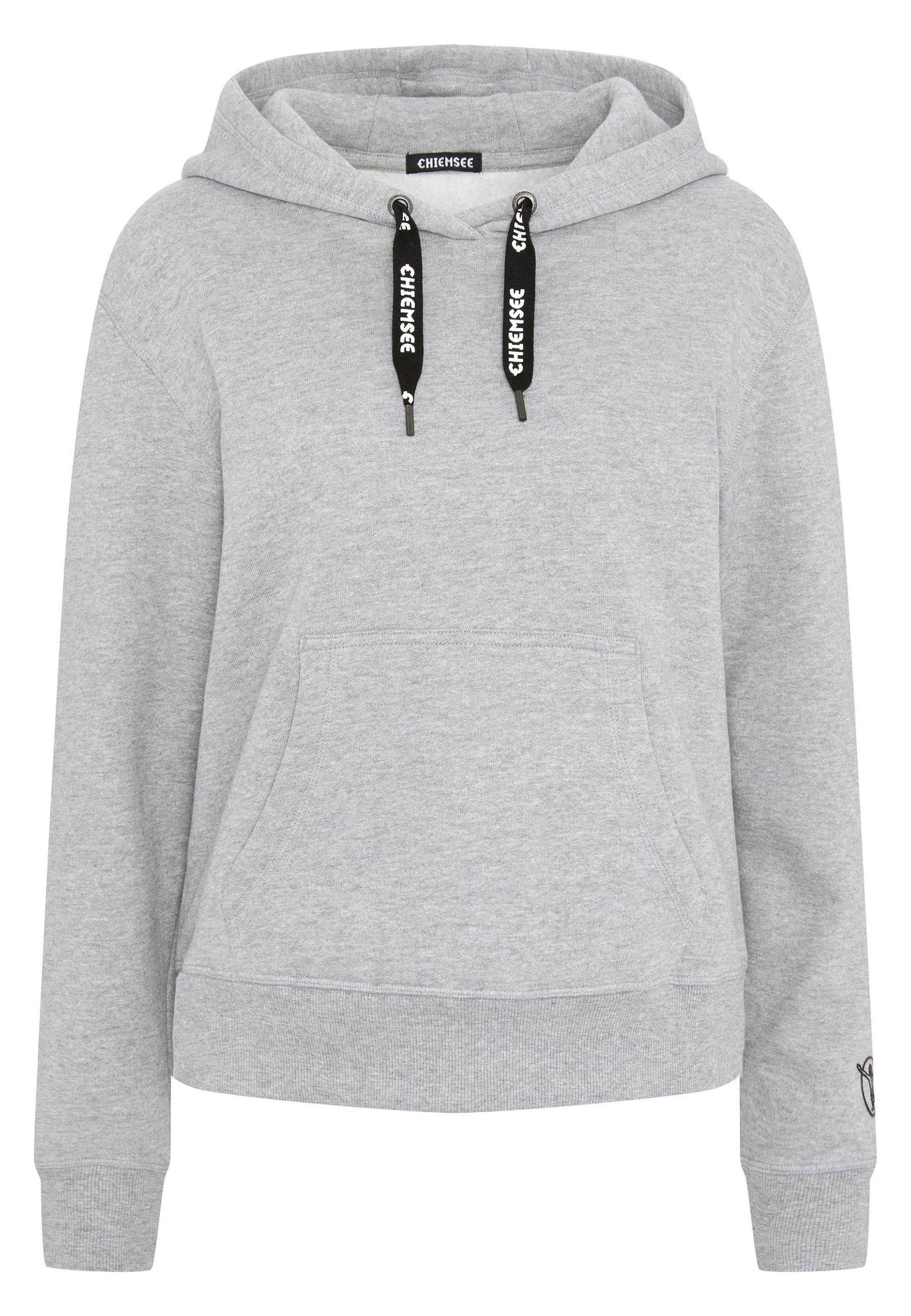 Grauer Kapuzenpullover mit einer Vorder-Tasche, Kordelzügen und gerippten Bündchen. Verfügt über ein bedrucktes Etikett und eine glatte Textur.