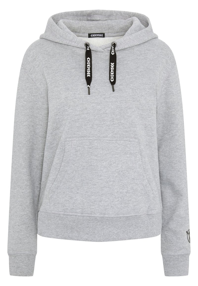 Grauer Kapuzenpullover mit einer Vorder-Tasche, Kordelzügen und gerippten Bündchen. Verfügt über ein bedrucktes Etikett und eine glatte Textur.