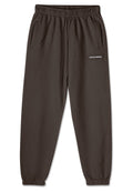 Dunkelgraue Sweatpants mit elastischem Bund, zwei seitlichen Taschen und schmal zulaufenden Bündchen. Mit einem weißen "PEGADOR"-Logo am linken Oberschenkel.