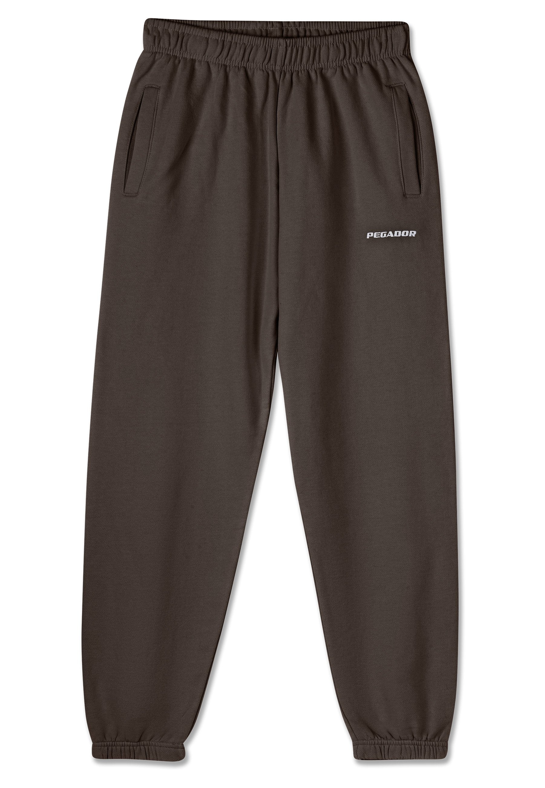 Dunkelgraue Sweatpants mit elastischem Bund, zwei seitlichen Taschen und schmal zulaufenden Bündchen. Mit einem weißen "PEGADOR"-Logo am linken Oberschenkel.