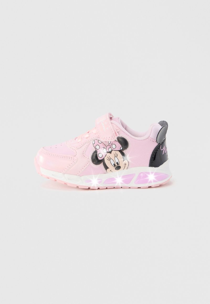 Pinkfarbener Sportschuh mit glänzendem Finish, einer Minnie-Maus-Grafik an der Seite, einem Klettverschluss und einer leuchtenden Sohle.