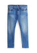 Hellblaue Jeans aus Denim mit einem schmal zulaufenden Design, ausgestattet mit einem Knopfverschluss, fünf Taschen und dezenter Ausbleichung an den Beinen.