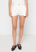 Weisse Denim-Shorts mit fransigem Saum, ausgestattet mit seitlichen Ausschnitten und Fronttaschen. Kombiniert mit schwarzen Mesh-Slippern.