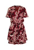 Rotes Kleid mit kurzen Ärmeln und V-Ausschnitt, das mit einem großen weißen und schwarzen Blumenmuster, einem Taillengürtel und einem ausgestellten Rock versehen ist.