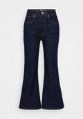 Dunkelblaue, hochtaillierte Denim-Jeans mit ausgestellten Beinen, Knopf- und Reißverschluss vorne sowie kontrastierendem orangefarbenem Nähen.