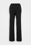 Schwarze weite Hose mit strukturiertem Zickzackmuster, elastischem Bund und leichtem Stoff für hohen Tragekomfort.