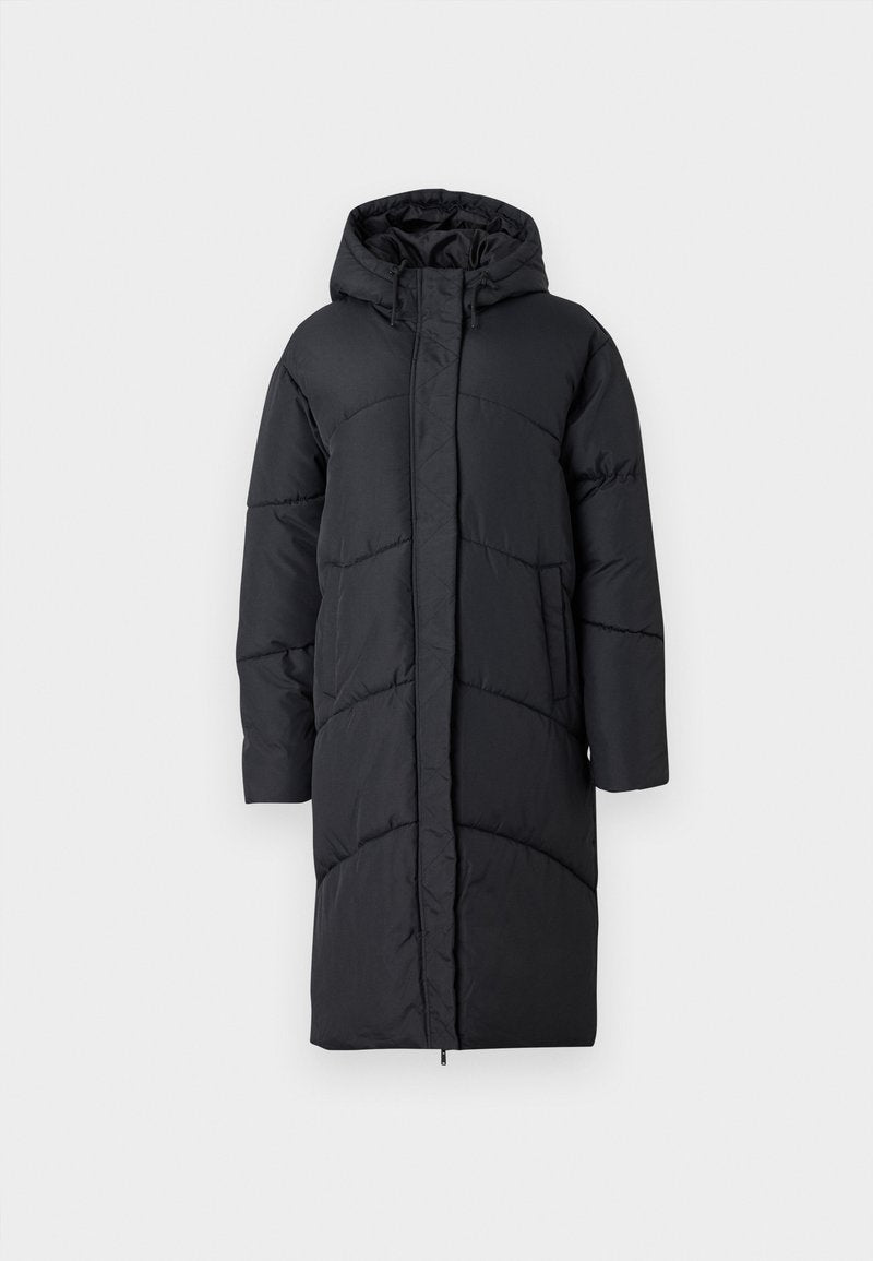 Schwarze gepolsterte Jacke mit Kapuze, ausgestattet mit einem Frontreißverschluss, Seitentaschen und einem gesteppten Design zur Isolierung. Lange Ärmel und knielang.
