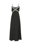 Schwarzes Maxikleid mit verstellbaren Trägern, mit einem V-Ausschnitt, der mit cremefarbener Spitzenverzierung entlang der Brust geschmückt ist.