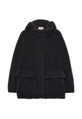 Schwarzer Fleece-Mantel mit Kapuze, mit strukturierter Oberfläche, vorderer Knopfverschluss und zwei vorderen Taschen. Weiches Material und oversized Design.