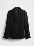 Schwarzer Blazer mit Reverskragen, zwei Knöpfen und einer einzelnen Brusttasche. Hergestellt aus einem glatten Stoff mit strukturiertem Schnitt und langen Ärmeln.