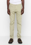 Beige Chinos mit schmaler Passform, ausgestattet mit einem Knopf- und Reißverschluss, fünf Taschen und dezenten Nähdetails. Kombiniert mit dunklen Schuhen.