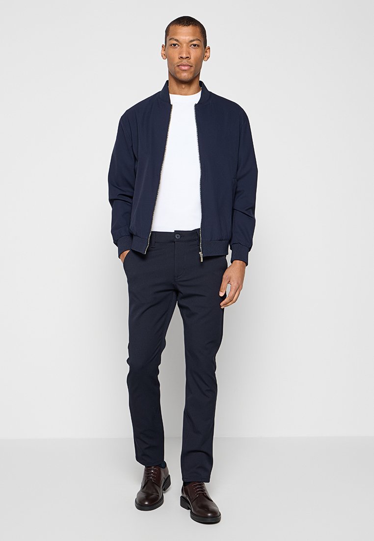REGULAR FIT Media 3