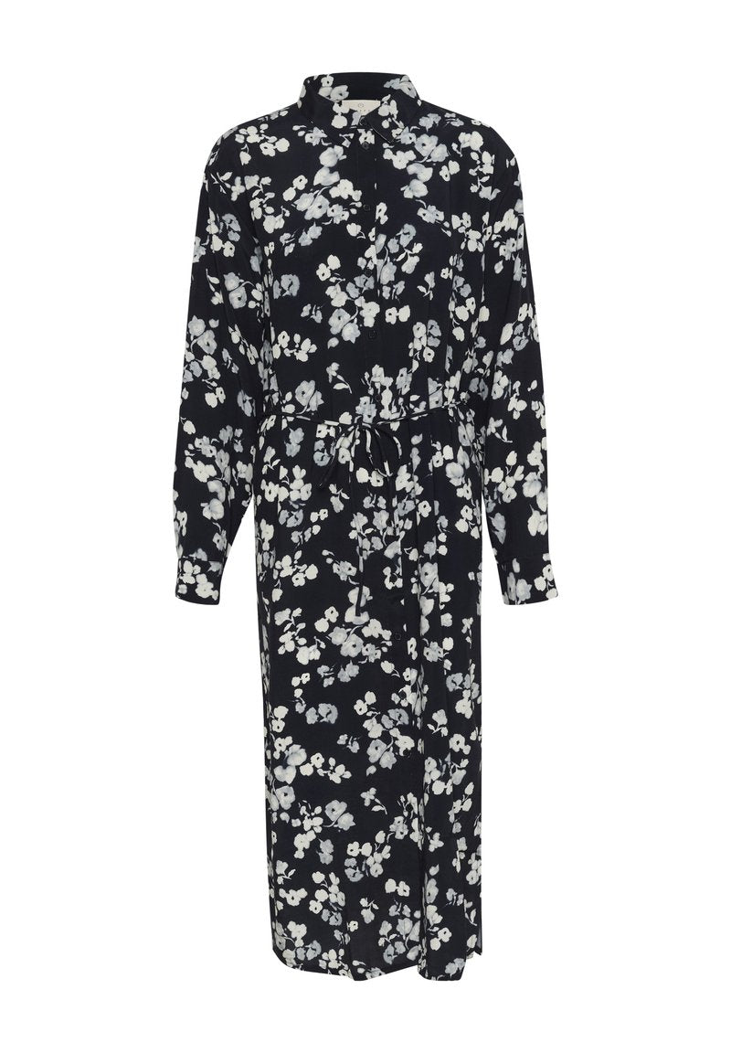 Langes, schwarzes Blumenkleid mit Kragen, Knopfverschluss, langen Ärmeln und gebundenem Taillengürtel. Verziert mit weißen und hellgrauen Blumenmustern. Weicher Stoff.