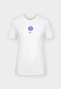 Weißes T-Shirt mit kurzen Ärmeln, blauem Paris Saint-Germain-Logo und Nike-Swoosh in der Mitte auf der Brust.
